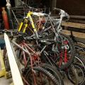 bicicletas velhas amontoadas