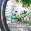 bicicletas paradas no posto de aluguel #paratodosverem 