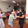 guardas dançam com idosas #paratodosverem