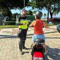 Ação educativa para a segurança do trânsito orienta pedestres e ciclistas em Santos