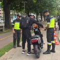 agentes da CET avaliando ciclomotores #paratodosverem 