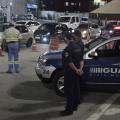 Agente da CET e Guardas municipais estão na pista ao lado de cones. #Paratodosverem