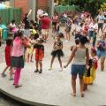 Crianças e adultos se divertem em atividade no anfiteatro. #pratodosverem