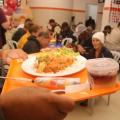 pessoas comendo no bom prato #paratodosverem 