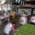 pessoas jogando botão no Museu Pelé