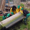 homens uniformizados retiram sofá de canal. #paratodosverem 