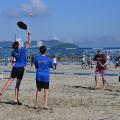 meninos e adultos jogando beach tenns #paratodosverem