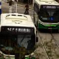 ônibus andando na rua #paratodosverem 
