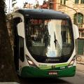 ônibus parado em praça #paratodosverem 