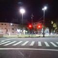 Imagem da via a noite com faixa de pedestre em primeiro plano #paratodosverem