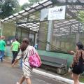 pessoas na porta do cacau #paratodosverem