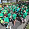 pessoas caminhando de verde #paratodosverem 