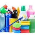 frascos de produtos de higiene, esponja e escova. #paratodosverem