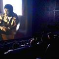 pessoas assistindo o filme #paratodosverem