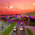 viaduto com cores do arco iris e carros passando embaixo #paratodosverem