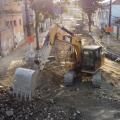 escavadeira remove piso de rua. #paratodosverem
