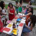 pessoas em volta de mesa com as obras #paratodosverem