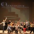 pessoas no palco #paratodosverem