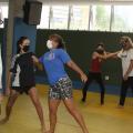 mulheres treinam sob orientação de um professor #paratodosverem