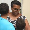 Mulher abraça criança e adolescente. #paratodosverem