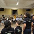 em roda, alunos falam com autoridades #paratodosverem