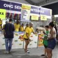 pessoas comprando lanches em barraca de entidade #paratodosverem