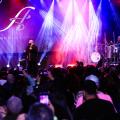 pessoas acompanhando o show de jorge aragão #paratodosverem