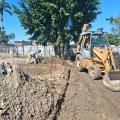 máquina e operário trabalhando #paratodosverem 