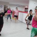 mulheres fazendo alongamento #paratodosverem 