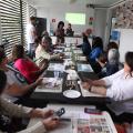 Participantes durante a Oficina Tríptica na Casa do Artesão #paratodosverem