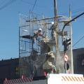 monumento cercado com homens trabalhando sobre andaimes. #paratodosverem 