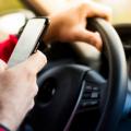 pessoa usando celular ao volante #paratodosverem
