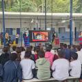 crianças assistem a palestra na quadra #paratodosverem