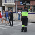 agente auxilia pessoas na travessia #paratodosverem