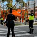 pessoa atravessa a rua #paratodosverem