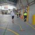 jovem anda por quadra com venda nos olhos #paratodosverem 