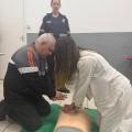 pessoas fazendo curso de primeiros socorros #paratodosverem