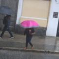 pessoas de guareda chuva na rua #paratodosverem 