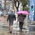 pessoas de guarda chuva #paratodosverem