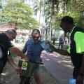 ciclista é parado e recebe panfleto #paratodosverem