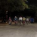 ciclistas pedalam na avenida da orla de madrugada #paratodosverem