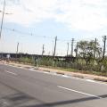 Ciclovia ao fundo com bicicletas circulando. #Paratodosverem