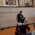 criança em cadeira de rodas brinca com instrutor. #paratodosverem