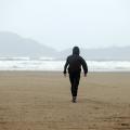 pessoa andando na praia #paratodosverem