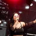cantora em palco #paratodosverem