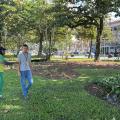 dois operários olham o jardim embelezado #paratodosverem 