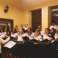 pessoas cantando em coral #paratodosverem 