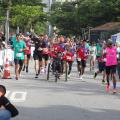 pessoas correndo na praia #paratodosverem