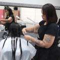 mulher tem o cabelo cortado #paratodosverem