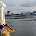 Mulher tira foto de cruzeiro no mar #paratodosverem